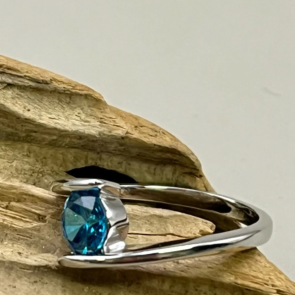 Elegant Silver Ring with Blue Gemstone